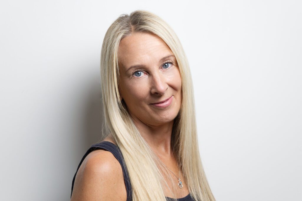 Clothes anxiety? What to Wear for Headshots (with Checklist) Dating profile photos should look natural and authentic to you: example of a blonde woman wearing a black casual top for her headshots